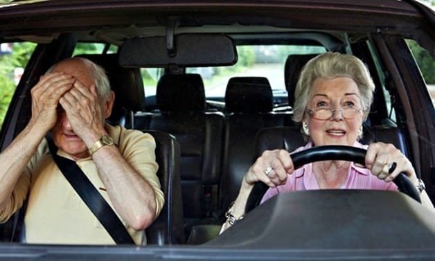 Adulto mayor al volante de un automóvil