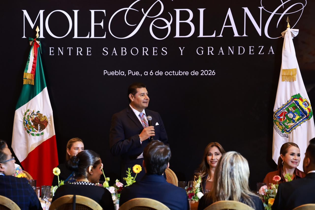 El gobernador Alejandro Armenta Mier toma la palabra durante la Comida Homenaje Mole Poblano: Entre Sabores y Grandeza