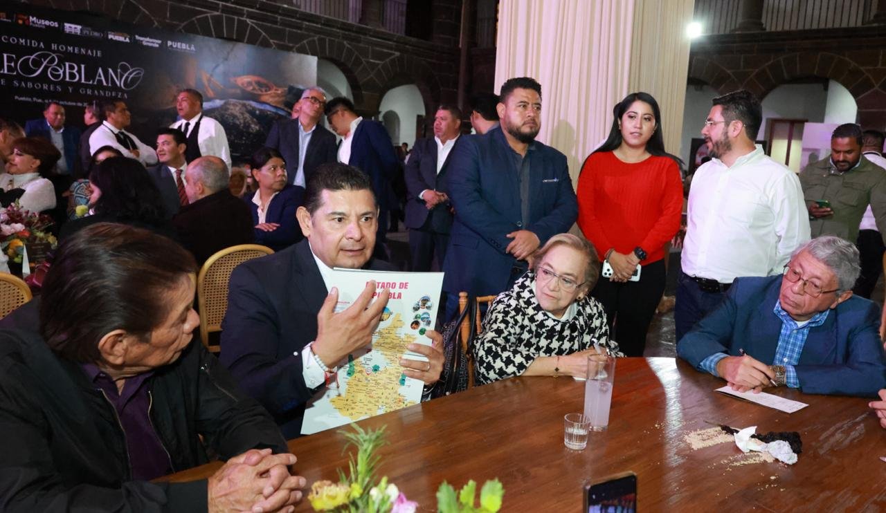 El gobernador Alejandro Armenta Mier con Los Ocho columnistas de G XX-XXI, durante la Comida Homenaje Mole Poblano: Entre Sabores y Grandeza
