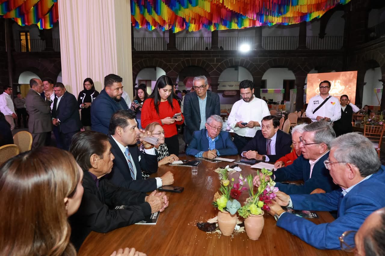 Mesa con el gobernador Alejandro Armenta y columnistas durante la Comida Homenaje del Mole Poblano en San Pedro Museo de Arte