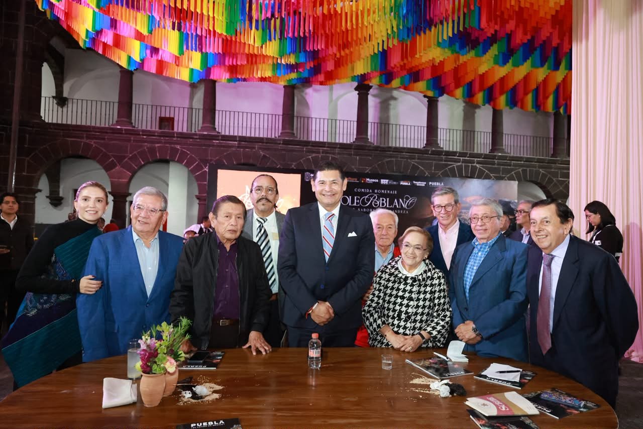Foto de grupo del gobernador Alejandro Armenta con los columnistas invitados a la Comida Homenaje del Mole Poblano
