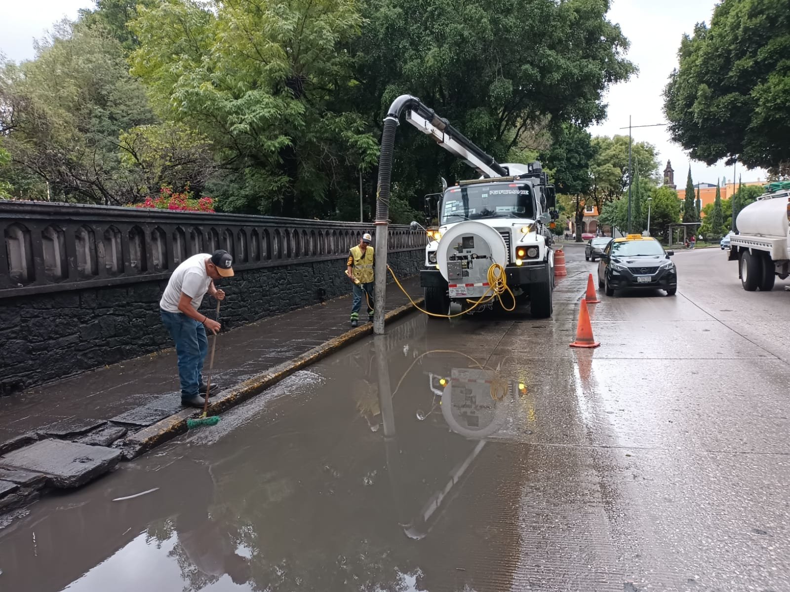 Brigadas de Agua de Puebla durante labores de desazolve en la capital
