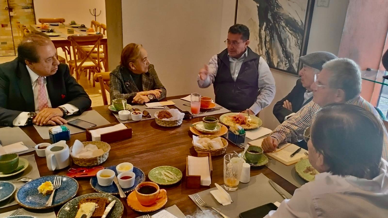 Reunión de Los 8 Columnistas de G XX-XXI con Pavel Gaspar Ramírez